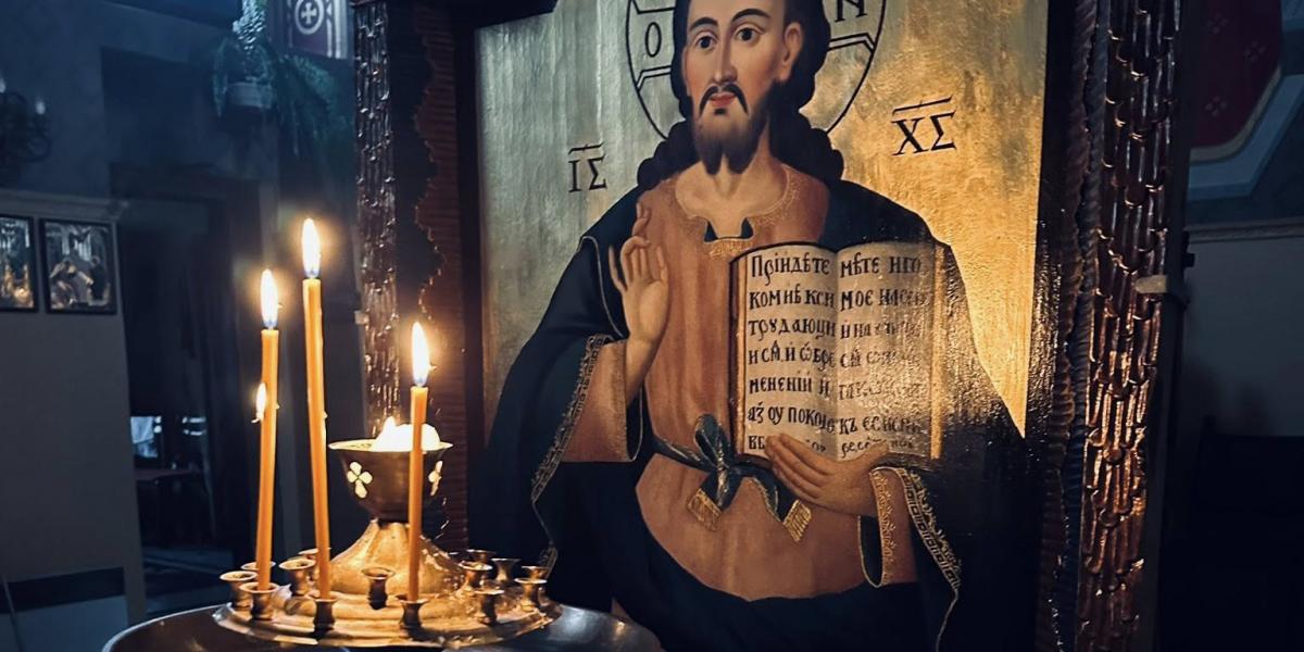 Ikon a palágykomoróci  templomban egy korábbi felvételen  - a tűz nem károsította az épület belső tereit 