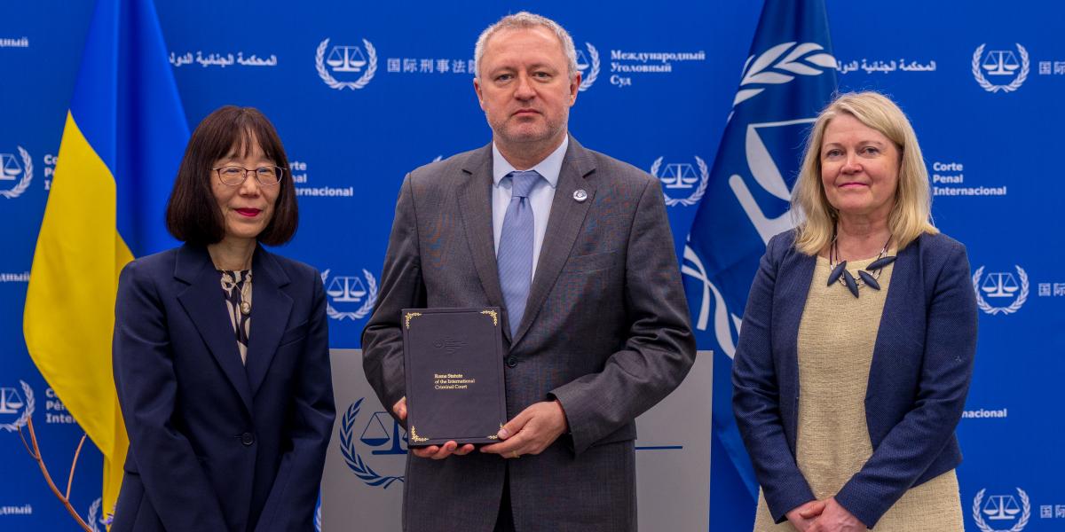 Tomoko Akane, az ICC elnöke, Andrej Kosztyin hollandiai ukrán nagykövet és Päivi Kaukoranta, a Részes Államok Közgyűlésének elnöke a beiktatási ceremónián július 17-én 