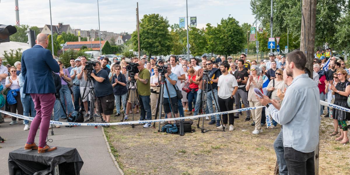 Tüntetés a Kneecap fellépése ellen a Sziget bejáratánál július 11-én 