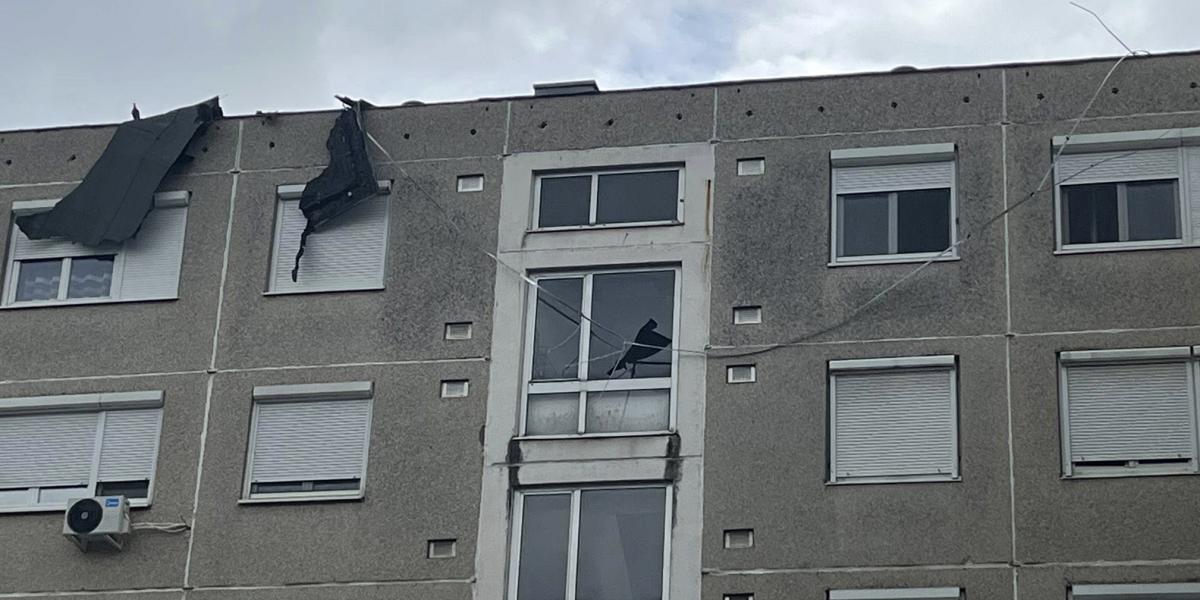 Szentendrei lakóház teteje a vihar elvonulása után