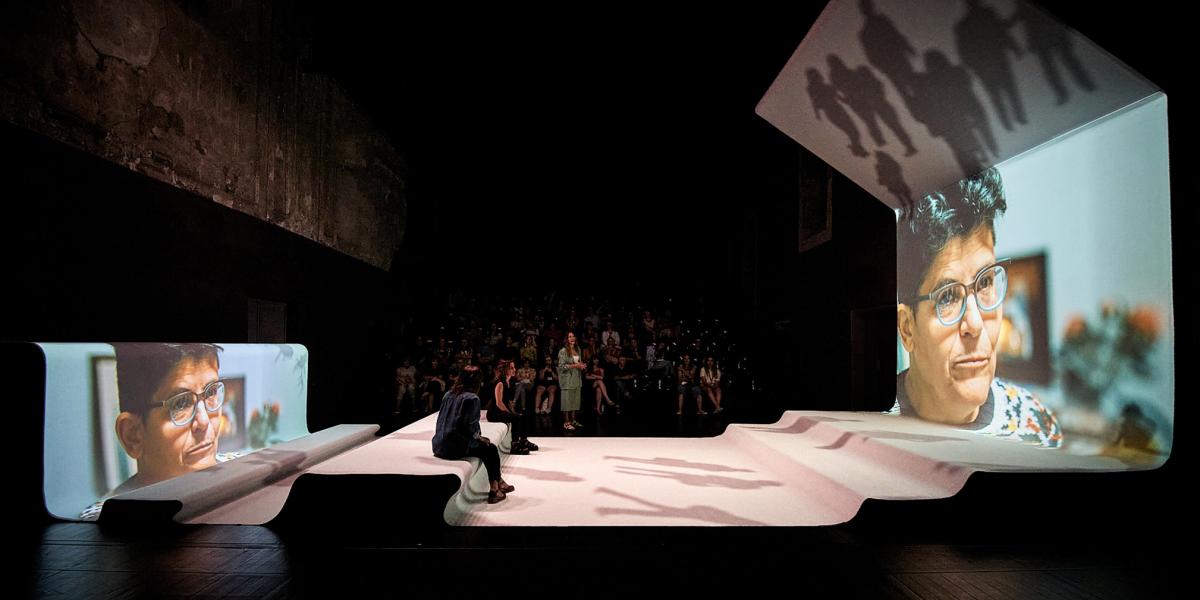 A színpadi tér egy bírósági tárgyalóterem absztrakt lenyomata