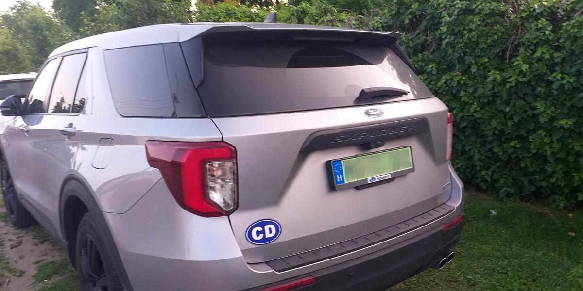 A Ford meg a CD-jelzésű diplomata- embléma