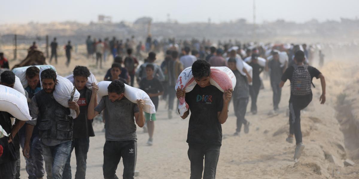 Palesztinok segélyeket visznek haza 2025. július 20-án Gáza északi részén