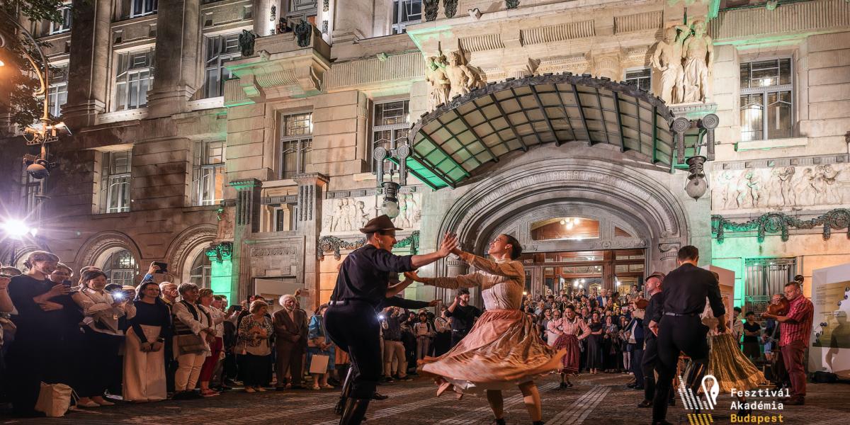  A nyitókoncert után táncház várta a Zeneakadémia közönségét a Liszt Ferenc téren
