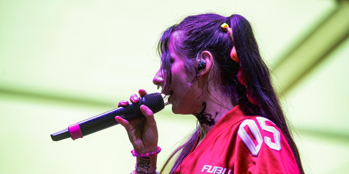 Sisit a koncert közepén elromló hangtechnika sem tudta maga alá gyűrni. A kritikus helyzetből laza, hősies improvizációval még nagyobb partit csinált