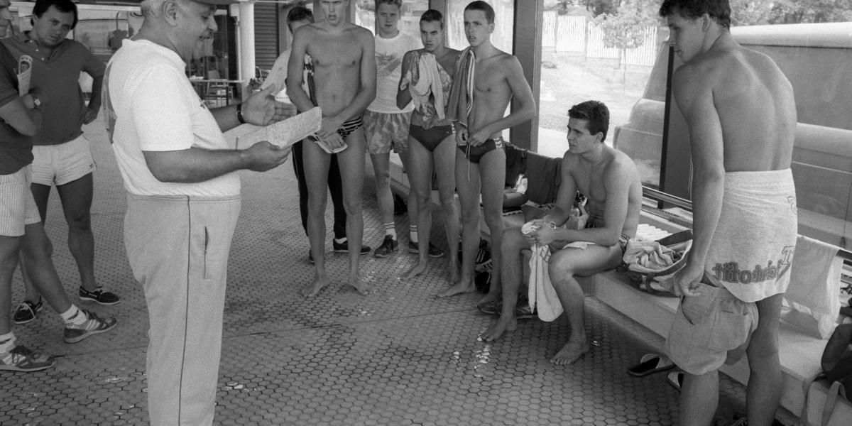 Széchy Tamás eredményei vitathatatlanok, kilenc olimpiai bajnokot nevelt ki: ezen az 1989-ben, Balatonfűzfőn készült fotón is szerepel több akkori és későbbi bajnok, Darnyi Tamás (j1), Czene Attila (j4),és az aranyról egyetlen századdal lemaradó Güttler K