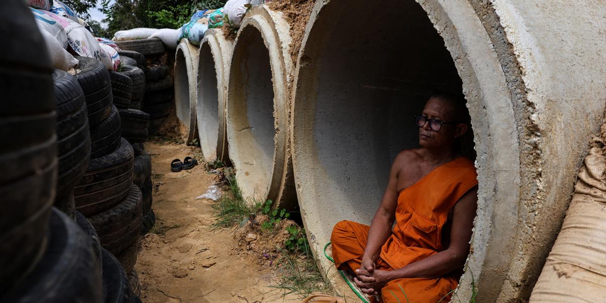 Helyi szerzetes egy óvóhelyen Surin tartományban, Thaiföldön, 2025. július 25-én