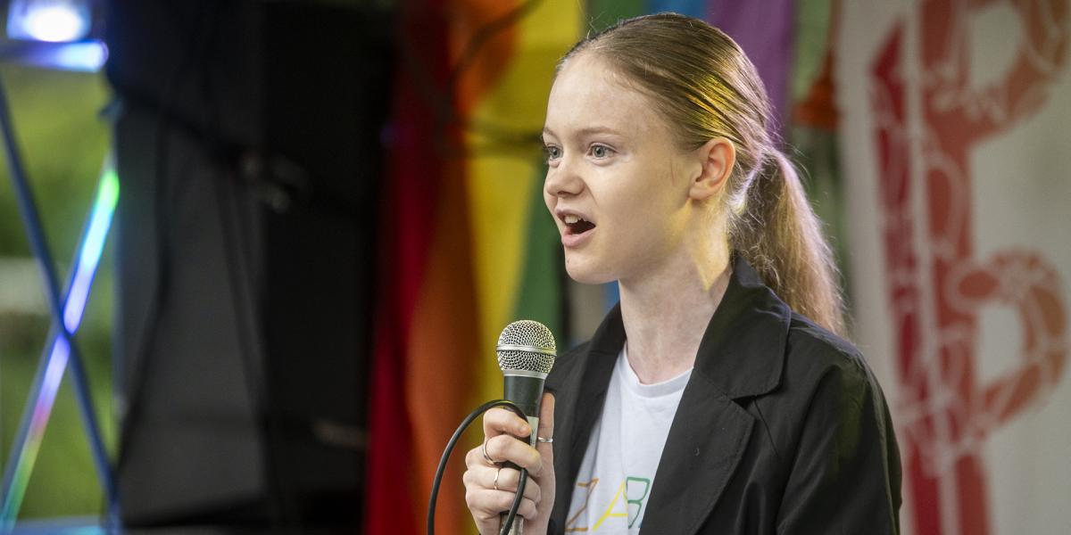 Pankotai Lili egy
korábbi pécsi
Pride rendezvényen.
Az uszítás
hatására meg is
született az első
feljelentés az
idei fővárosi meneten
részt vevő
fiatal lánnyal
szemben
