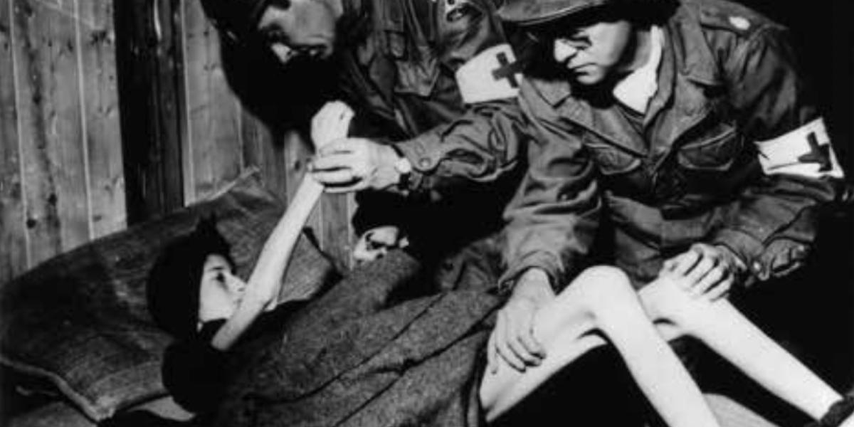 Az amerikai
hadsereg egészségügyi
tisztjei
ellátják a penigi
koncentrációs
altábor túlélőit
1945. április 15-én