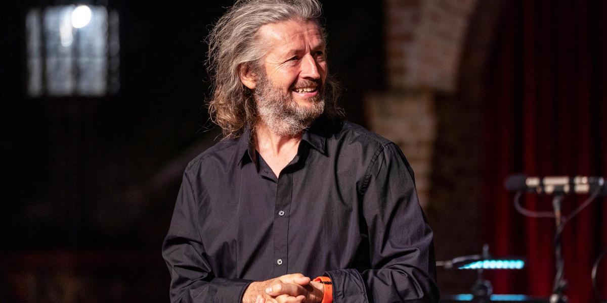 Nikita Milivojevic nyíltan vállalta demokratikus nézeteit. Nem is nevezték ki újra a rangos Belgrádi Nemzetközi Színházi Fesztivál (Bitef) művészeti igazgatójává