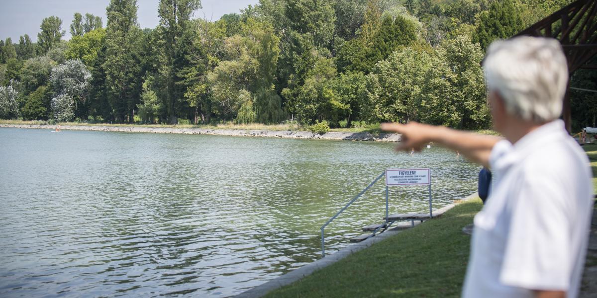 A civilek szerint a helyiek ismét elveszíthetik majd a rendszerváltozásig lezárt, azóta viszont szabadon használt tópartjukat