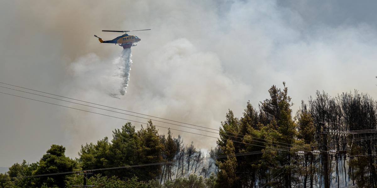 Tűzoltó helikopter Psachna közelében, Evia (Euboea) szigetén Görögországban 2025. július 27-én.