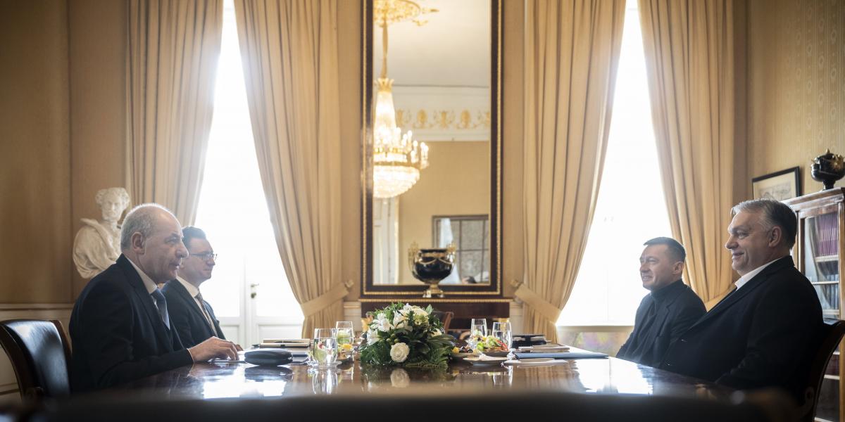  Adott egy ország, parlamentáris demokráciát idéző rendszerrel. A szerdai találkozó témája ismeretlen maradt