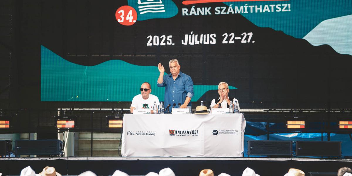  A miniszterelnök középen, feltűrt ujjú inggel. Csak a szokásos