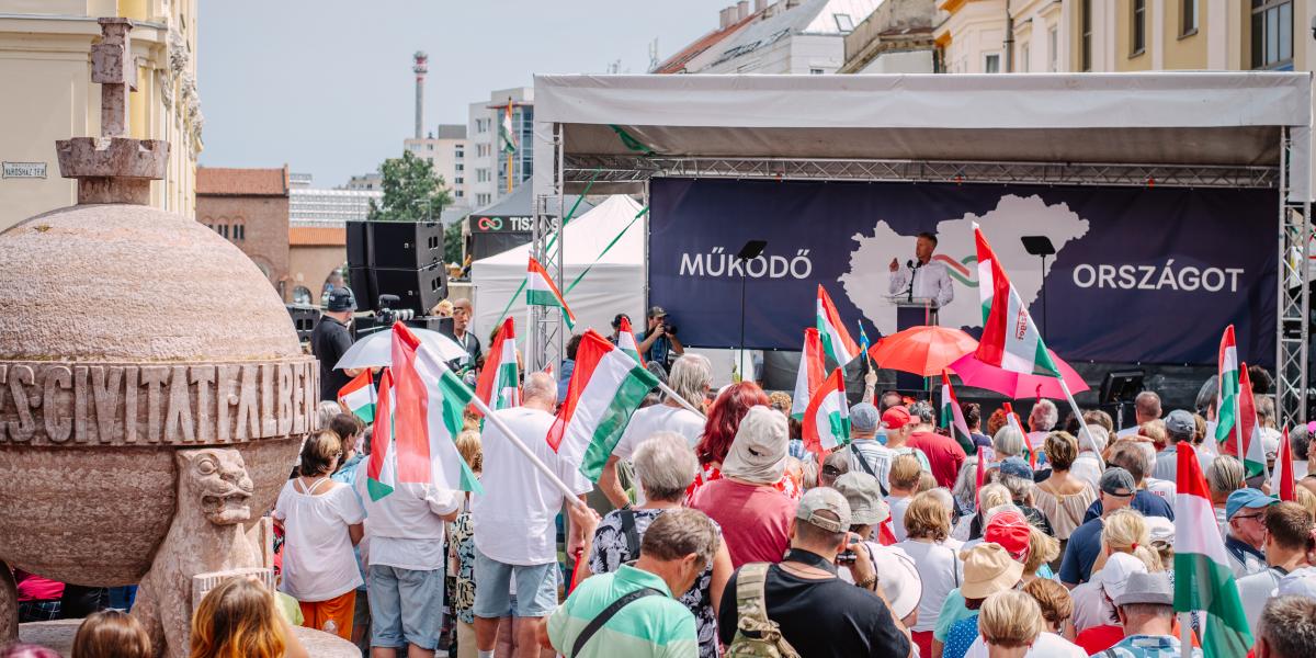A Tisza Párt elnöke a színpadon, Székesfehérváron
