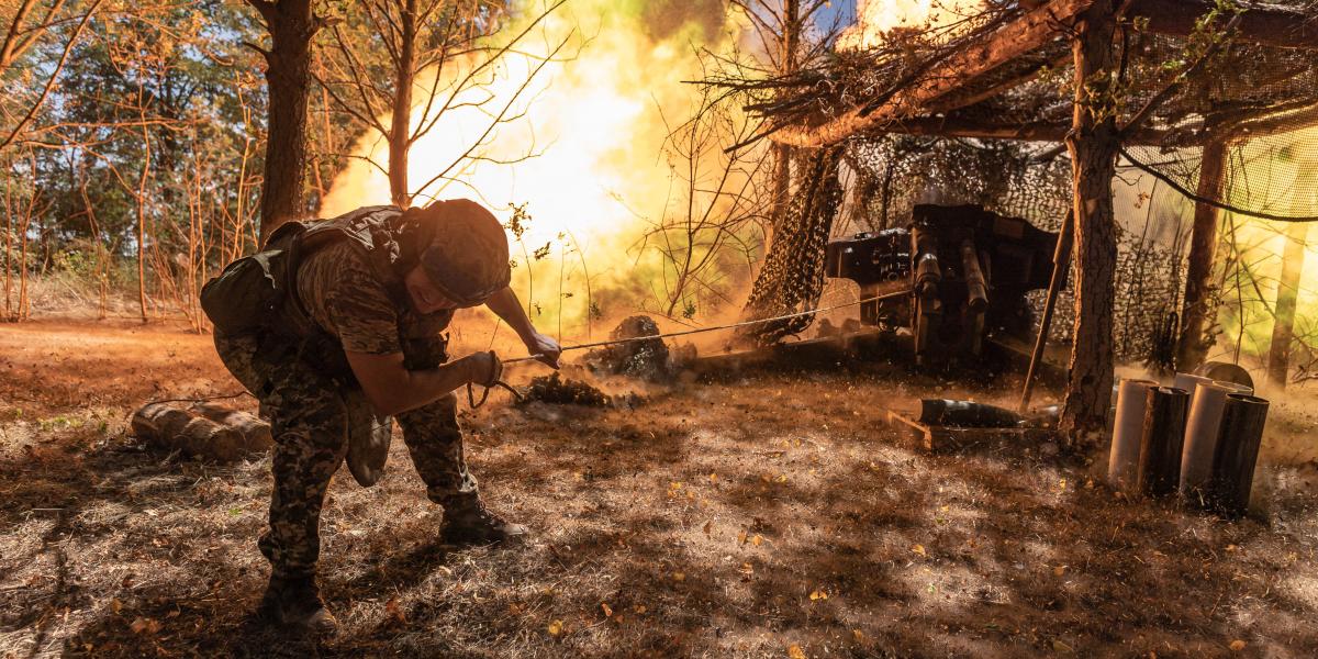 A Donyecki terület ukrán területvédelmi katonái D-20-as tüzérséggel tüzelnek Toreck irányába, Ukrajna, 2025. július 24-én