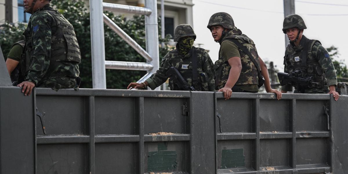 A Thai Királyi Hadsereg katonáit egy katonai teherautó hátulján szállítják a thai határ menti Si Sa Ket tartományban, 2025. július 26-án