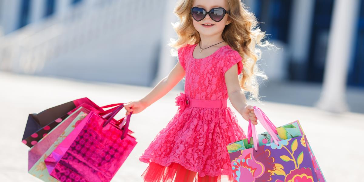 Káros és veszélyes a gyerekeket koruknak nem megfelelő ruhákba öltöztetni