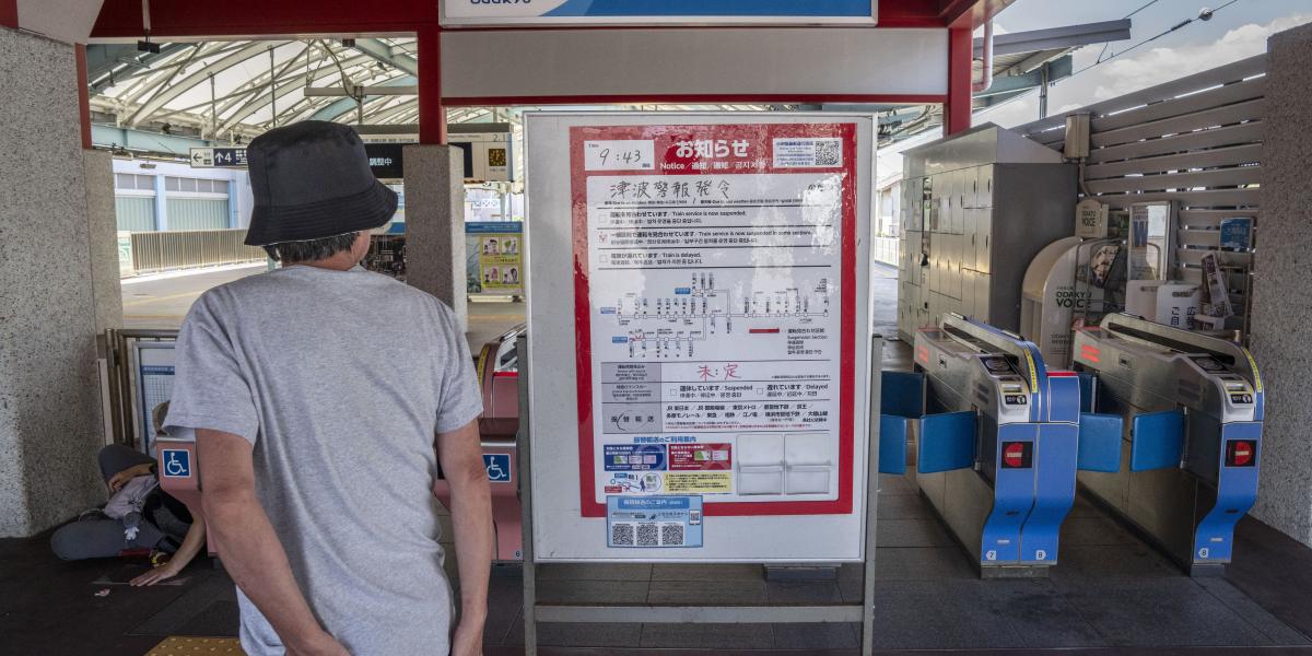 Cunamiriadóra figyelmeztető tábla 2025. július 30-án Japánban, Fujisawa városában