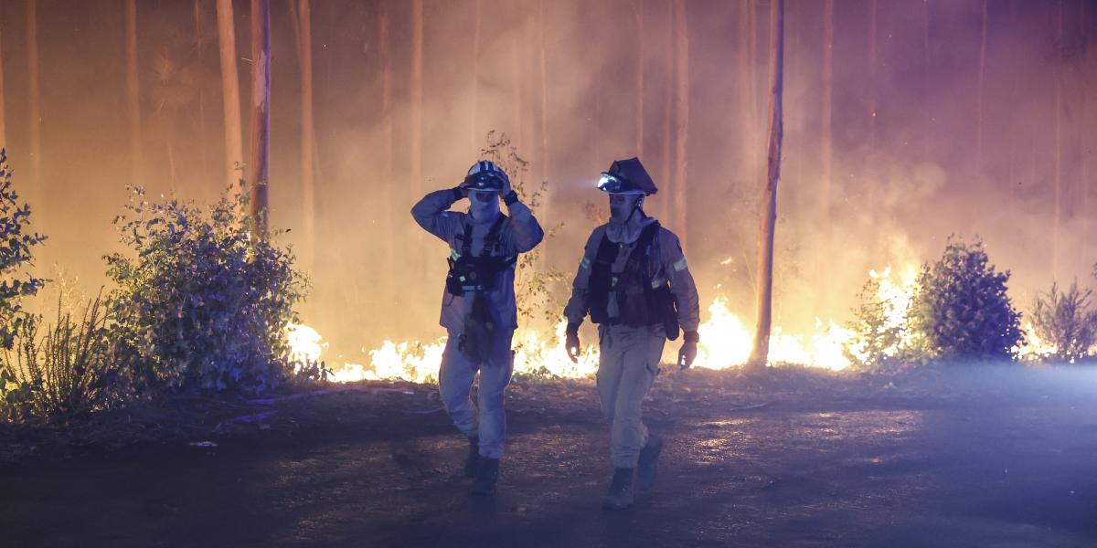 Tűzoltók a Portugália északi részén fekvő Arouca városában 2025. július 30-án