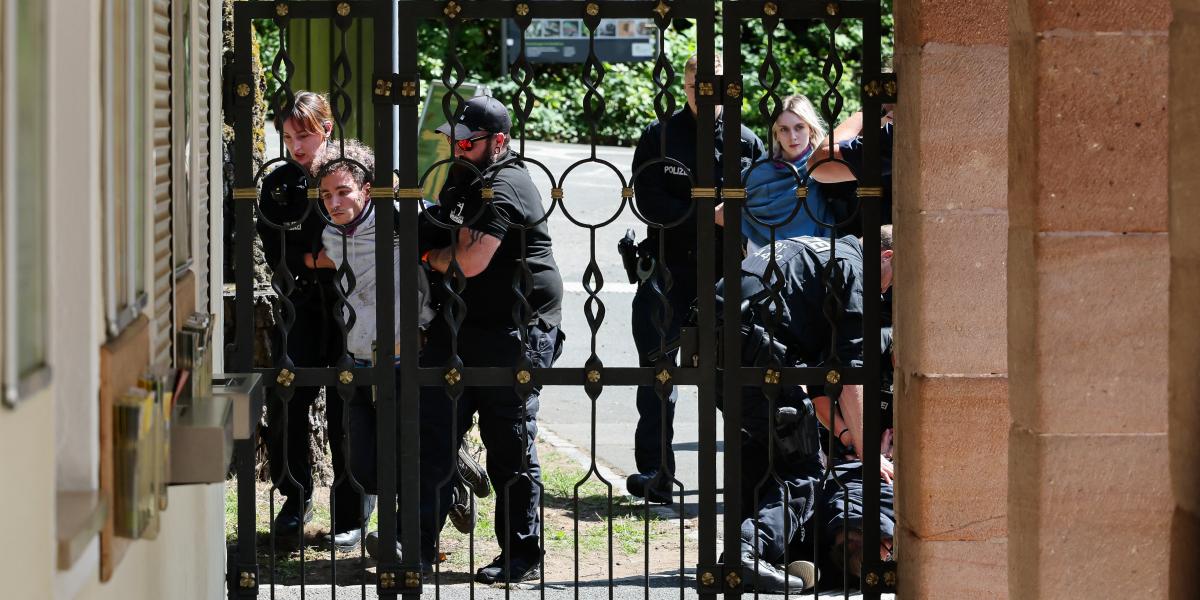 Rendőrök tartóztatják le a nürnbergi állatkert területére betörő aktivistákat 2025. július 29-én