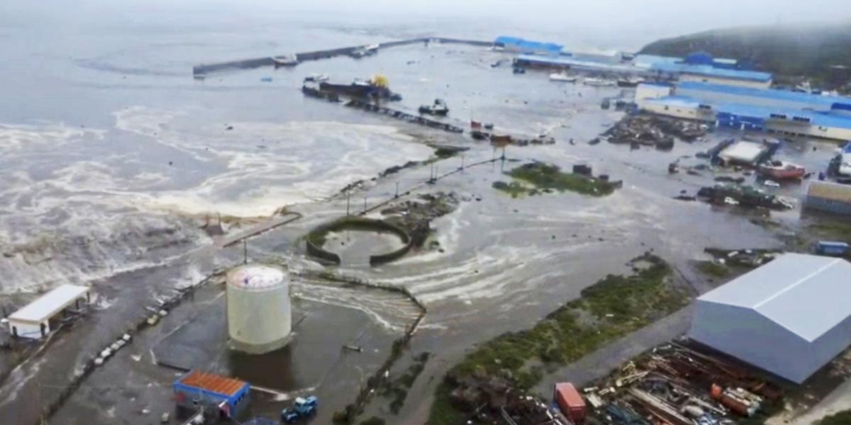 A rengést követő árhullámok elöntötték a part menti területeket Kamcsatkán