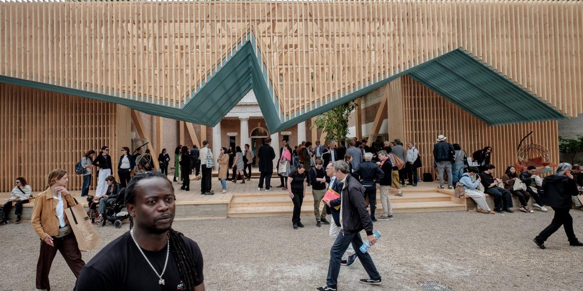 Az Egyesült Államok pavilonja a verandát mint építészeti elemet mutatja be – a velencei Giar­diniben található épület elé fel is építettek egyet