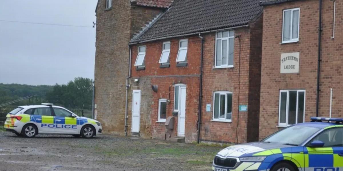 Rendőrautók a tábor bejárata előtt július 31-én 