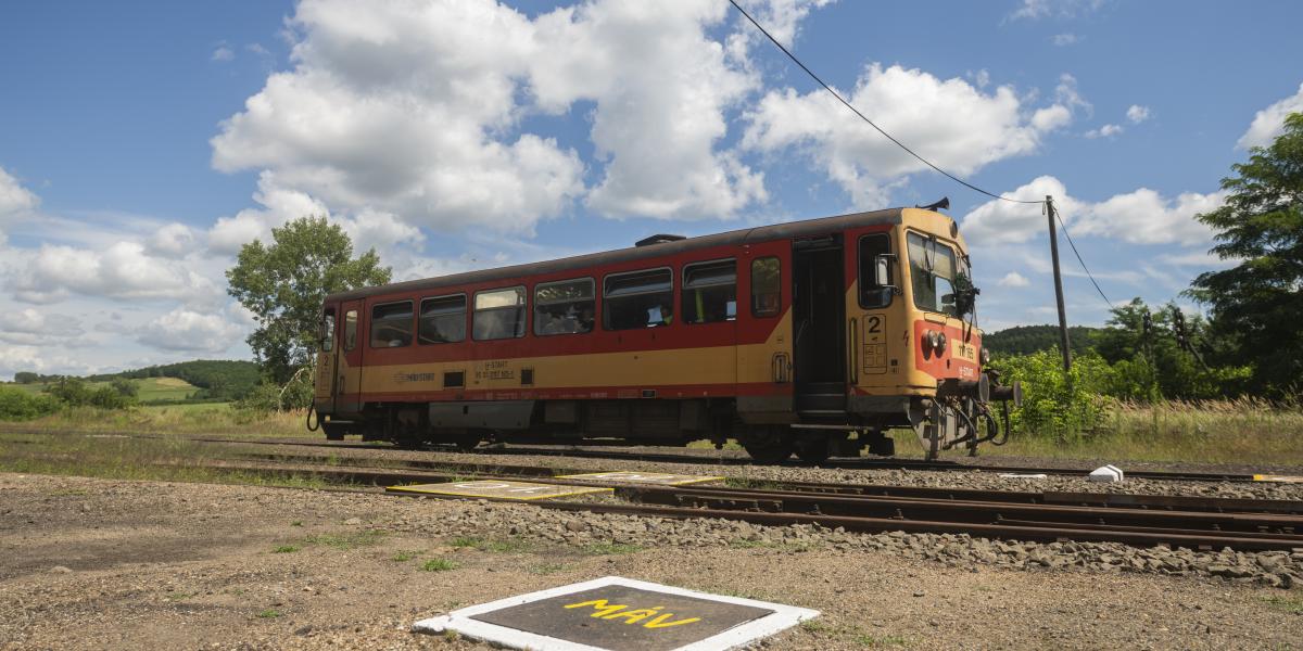 Az utolsó, felkoszorúzott járat a 78-as számú Balassagyarmat–Ipolytarnóc-vasútvonalon 2023. július 31-én 