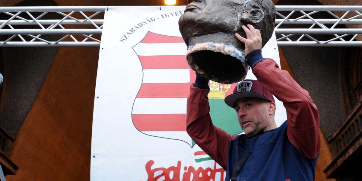 Korábbi felvétel Dopemanről és az Orbán-szoborról.