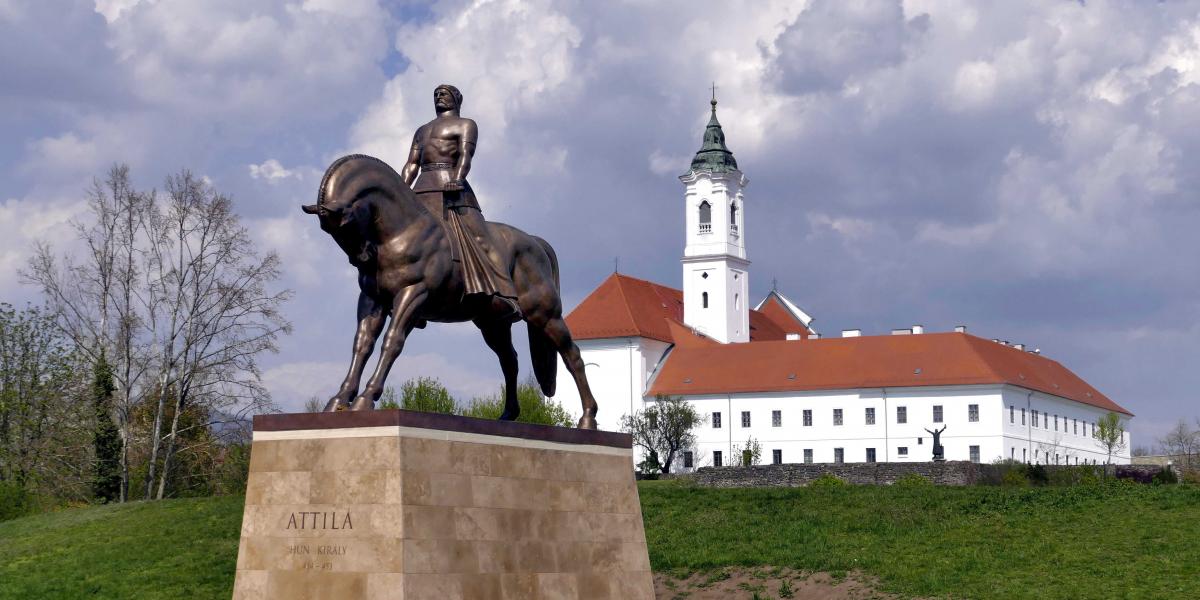 A középkor folyamán általánosan elfogadottá vált, hogy a magyarok a hunok leszármazottai, és Attila volt az első magyar király