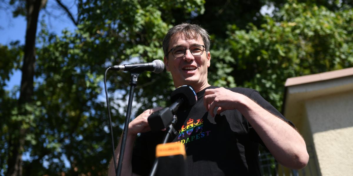 Karácsony Gergely főpolgármester beszédet tart a kihallgatása után a Nemzeti Nyomozó Iroda központja előtt augusztus 1-jén 