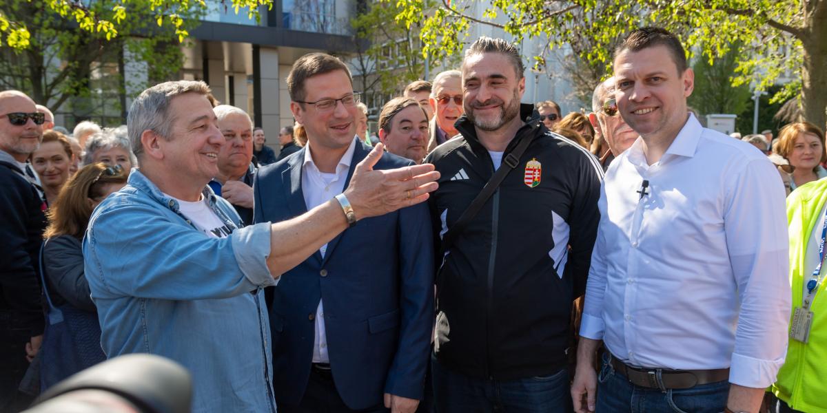 Bayer Zsolt, Gulyás Gergely,  Apáti Bence és Menczer Tamás a Tisza elleni tüntetésen a Millenárison április 12-én 