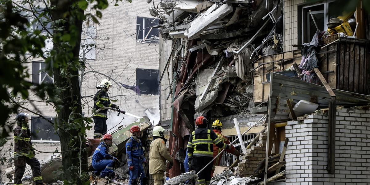 A lakóház romjain dolgozó mentőcsapatok július 31-én 