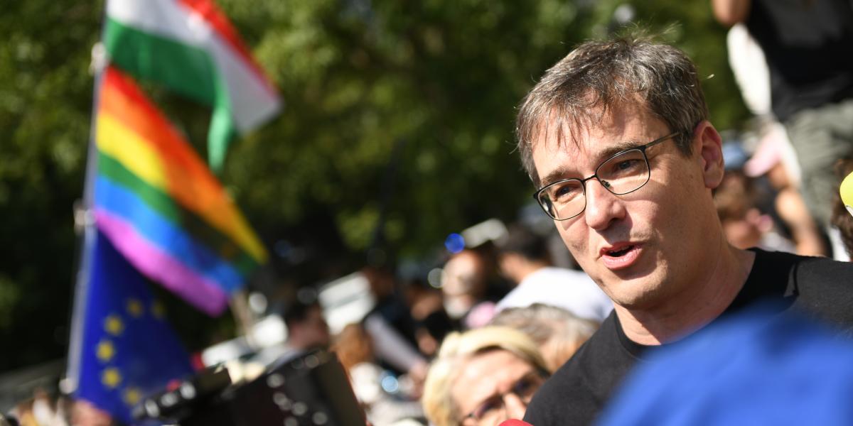 Karácsony Gergely főpolgármester a kihallgatása után a Nemzeti Nyomozó Iroda NNI Labanc utcai központja előtt augusztus 1-jén 