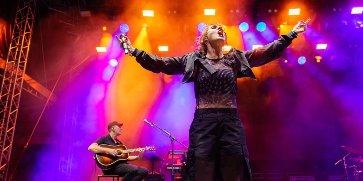  Zaz nem keresi a hatást, nem próbál elbűvölni – mégis azonnali közelséget teremt