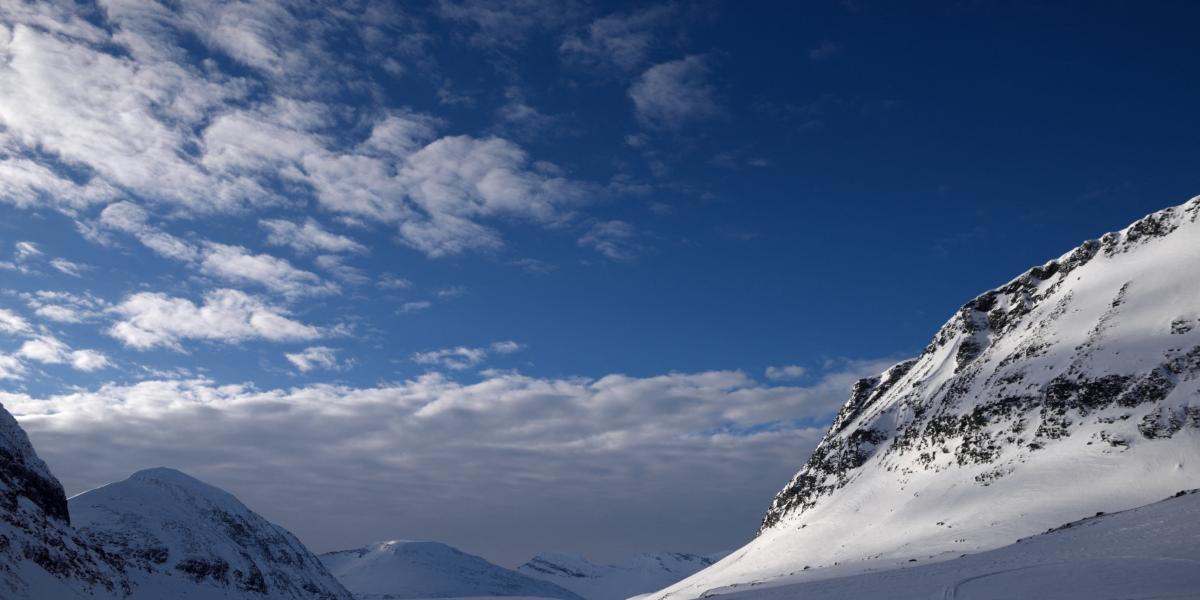 Hófödte hegyek Észak-Norvégiában 2017. március 9-én (illusztráció).