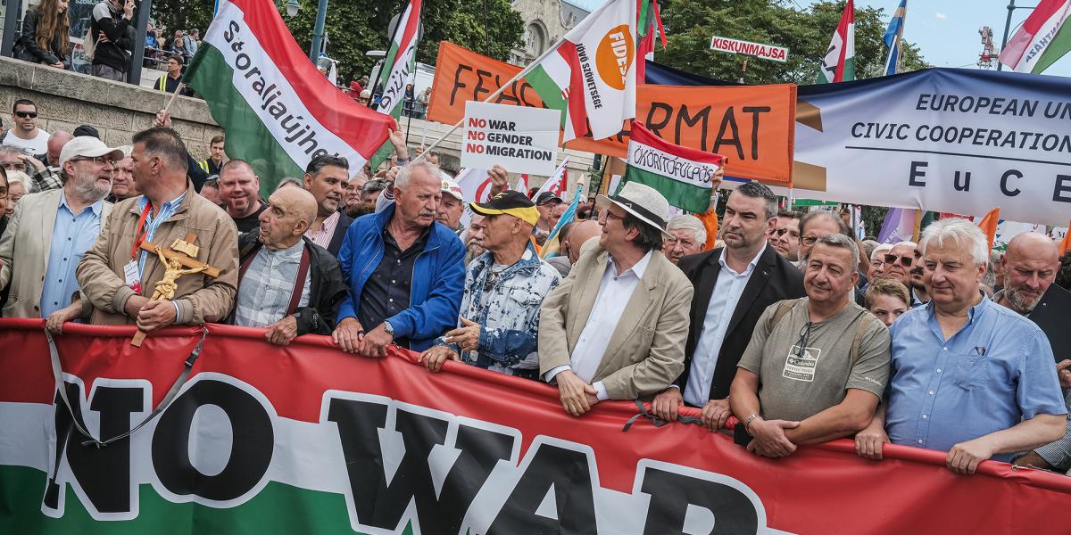 A CÖF békementén
– az
élen fároszok, a
nemzet intellektuális
és morális
jellemóriásai