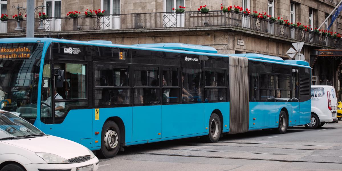 Busz a forgalomban. A BKV kiadásai folyamatosan nőnek, az alulfinanszírozottság állandósult
