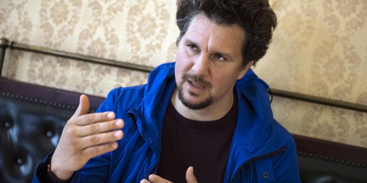  „Ott kezdődik a baj, hogy ha a művészetnek meg kell felelnie egy ember, egy rendszer ízlésének, mert ha nem teszi, akkor nem jut levegőhöz. Ilyenkor a szabadságvágyon alapuló művészet megszűnik. És most ez történik.”