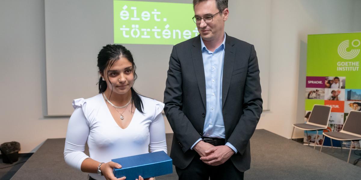 De míg saját értékrendjében és a szerető közegben nem kételkedik, a biztos alap valódi kilátásairól már másképp gondolkodik:
– Megmondom őszintén, hogy szerintem visszamenni az iskolába nem fogok, hiába írtam ezt a novellába