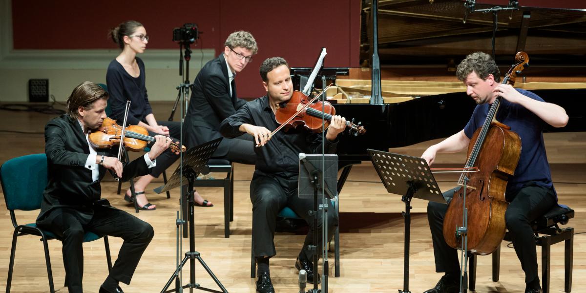 Várdai István csellistaként és művészeti vezetőként is résztvevője a kamarazenei fesztiválnak