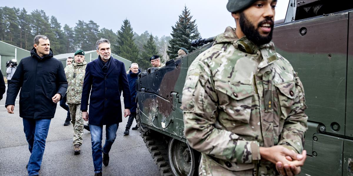 Dick Schoof holland kormányfő litván kollégájával, Gintautas Paluckasszal tavaly decemberben látogatta meg a Rukla közelében, az orosz határ mellett található katonai bázist, ahol holland katonák is állomásoznak