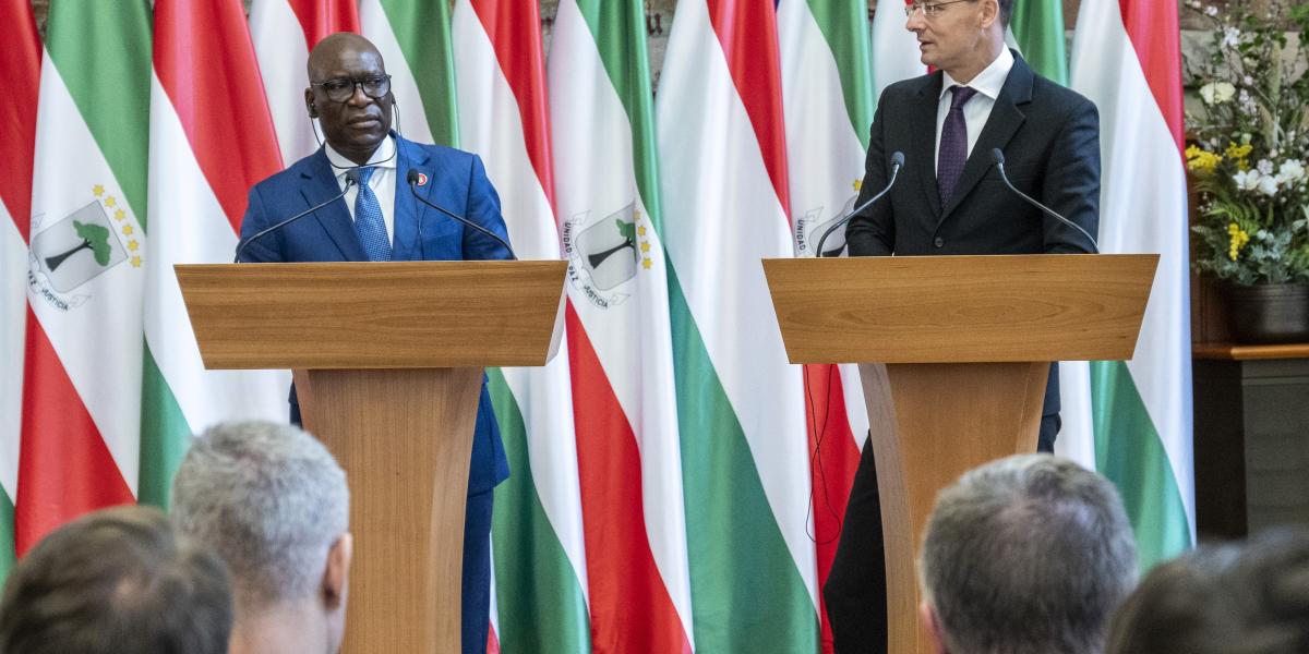 Simeon Oyono Esono Angüe, az Egyenlítői-Guineai Köztársaság külügyminisztere és Szijjártó Péter 2025. március 31-én