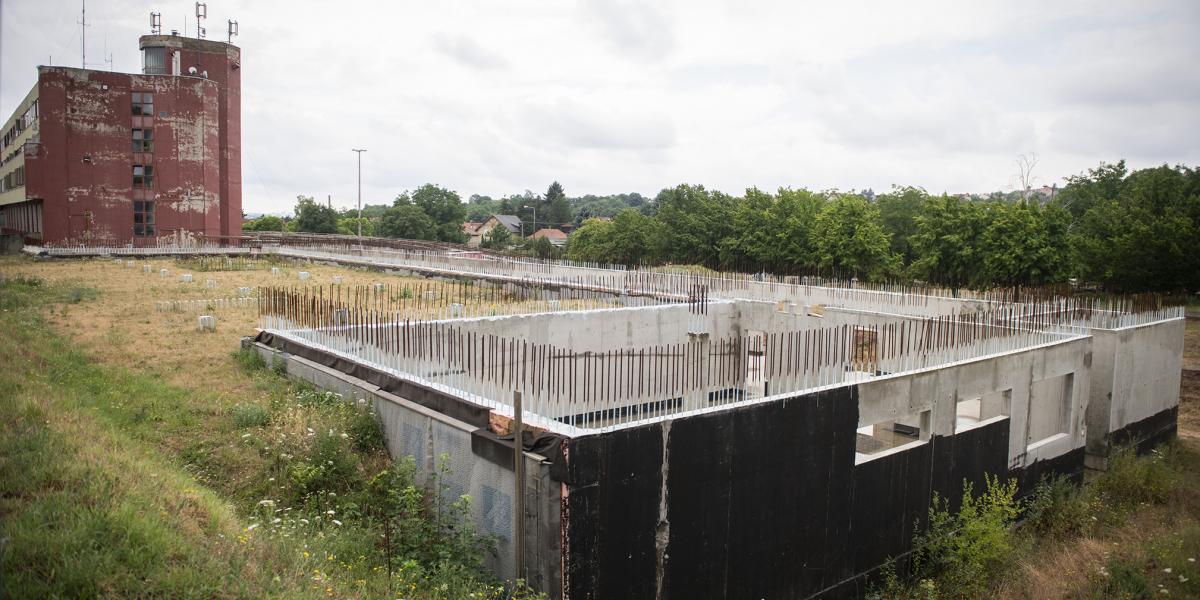 Nem a pécsi tűzoltólaktanya az egyetlen beruházás, ahol a közbeszerzésen nyertes cégek nem készültek el a munkálatokkal 