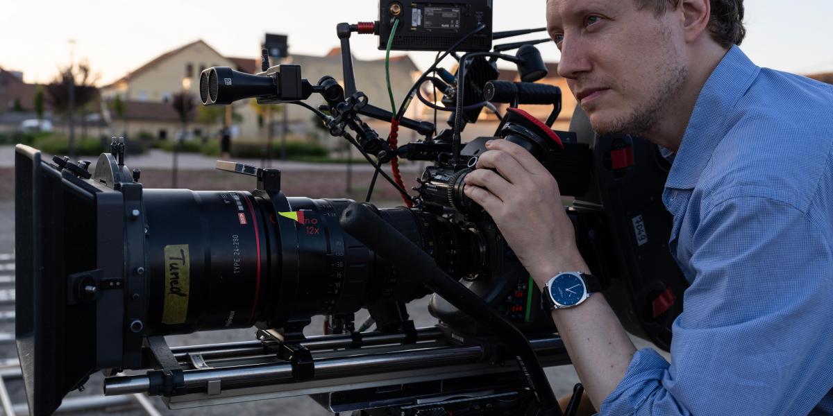 Nemes Jeles László 35 mm-es nyersanyagra forgatta az 1957-ben, Budapesten játszódó filmet