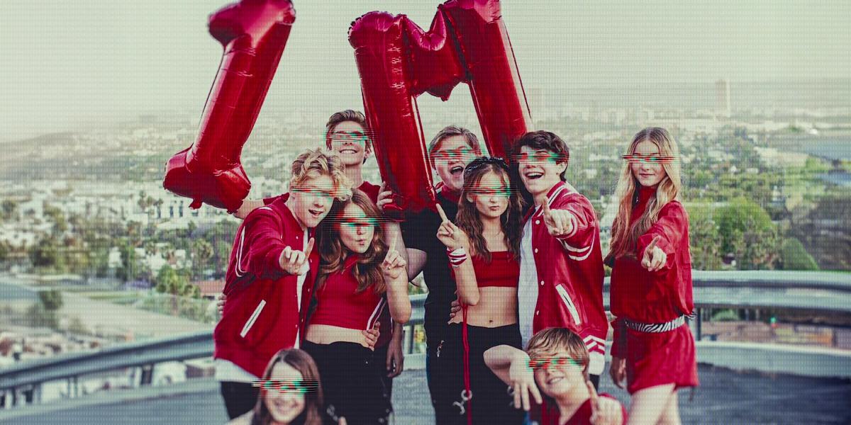 Érzékletesen és tanulságosan mutatja be, miképpen torzul a közösségi média mechanizmusa