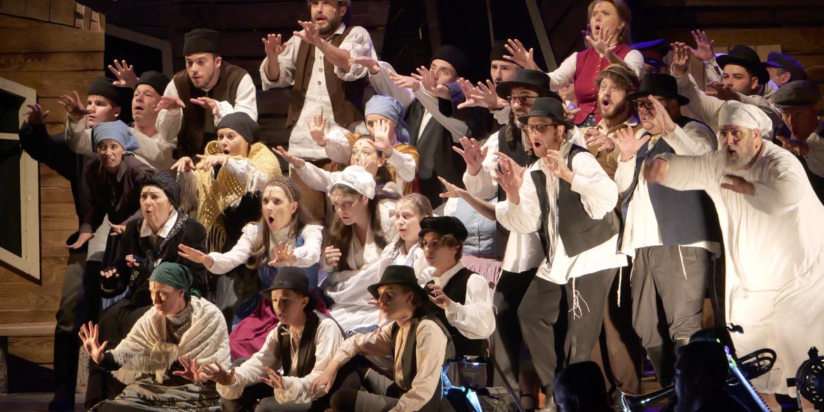  A Hegedűs a háztetőn a Szatmárnémeti Északi Színház Harag György Társulatának előadásában kiadós sikerrel ment Gyulán