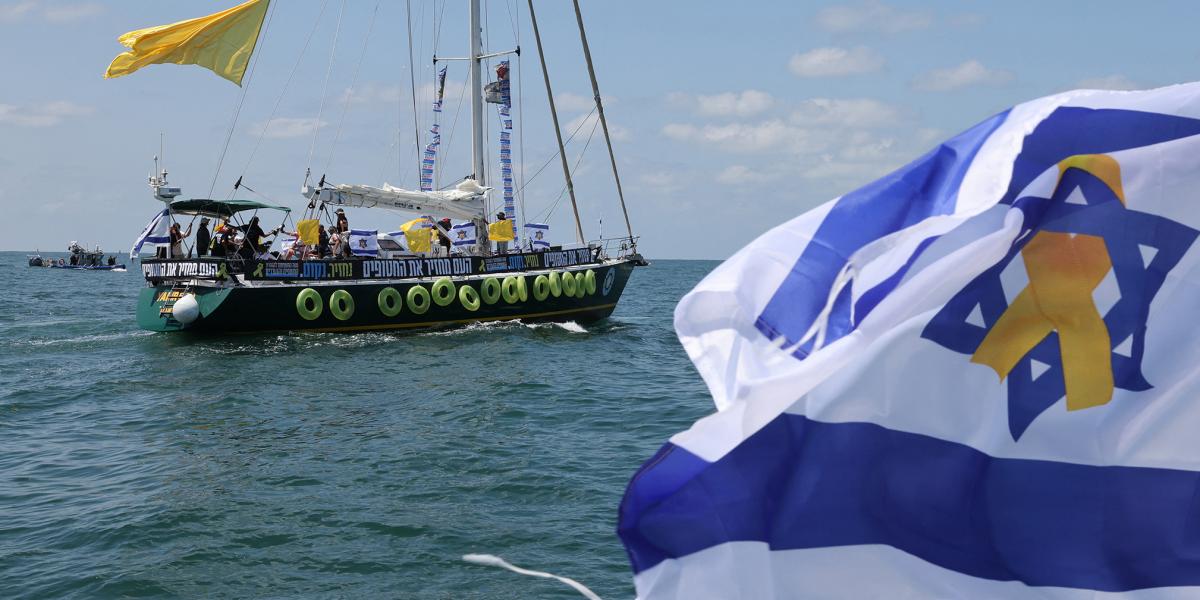 A túszok hozzátartozói egy hajóról üzentek a Netanjahu-kormánynak