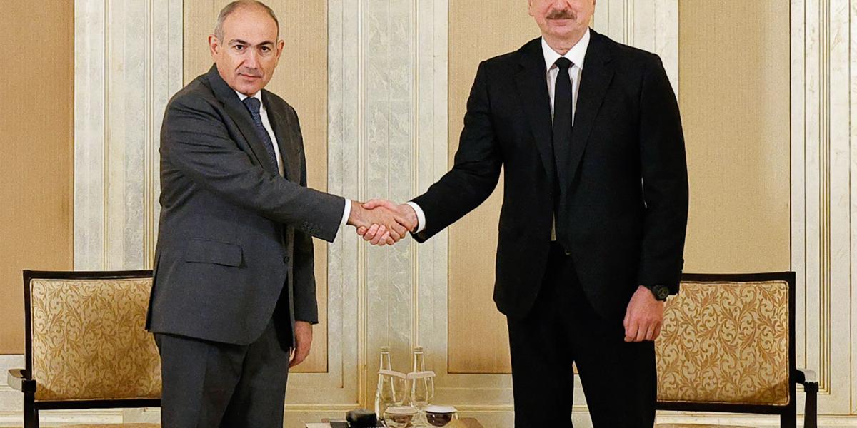 Nikol Pasinján örmény miniszterelnök és Ilham Aliyev azerbajdzsáni elnök 2025. július 10-én